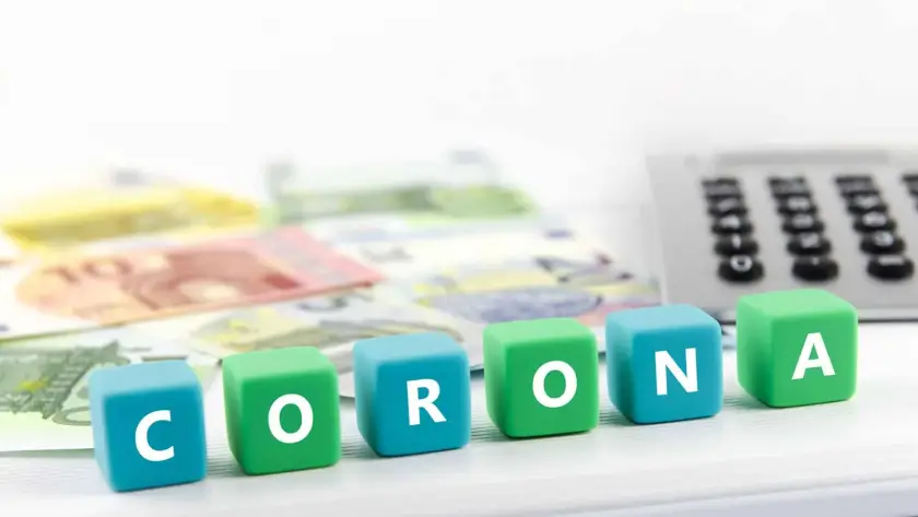 Κύβοι με τη λέξη CORONA πάνω σε χαρτονομίσματα ευρώ