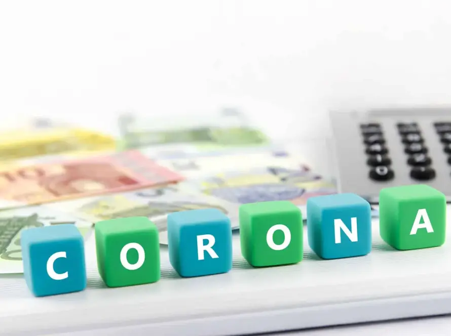 Κύβοι με τη λέξη CORONA πάνω σε χαρτονομίσματα ευρώ