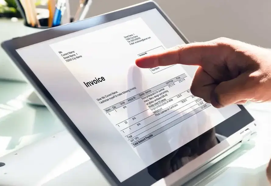 Χέρι πάνω σε tablet με ηλεκτρονικό τιμολόγιο