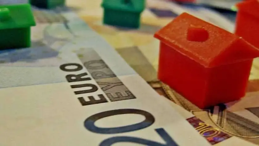 Πλαστικά σπιτάκια πάνω σε χαρτονομίσματα ευρώ
