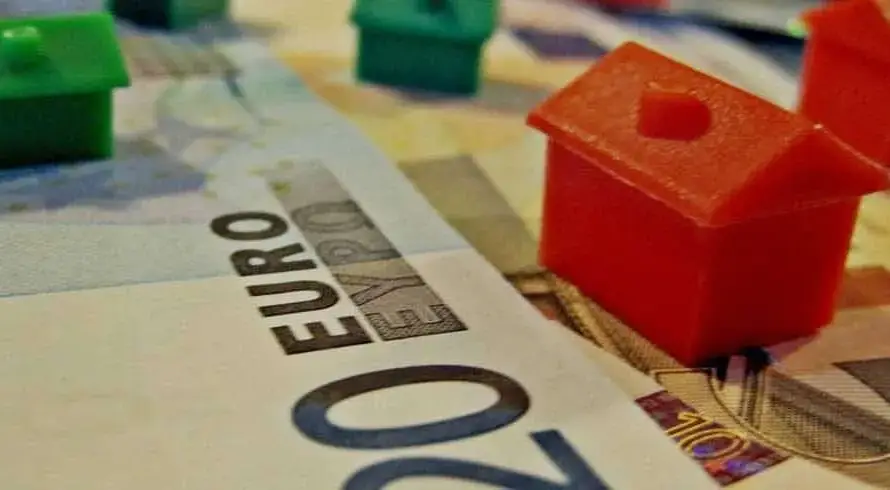 Πλαστικά σπιτάκια πάνω σε χαρτονομίσματα ευρώ
